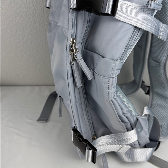 NWOT Sleek Silver Men's Women’s Backpack w charging port - Picture 9 of 10